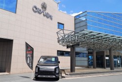 会場前には「ＭＡＡ売切りコーナー」の１号車を展示