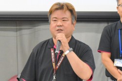 あいさつを述べる貫名流通委員長