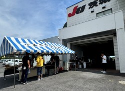 酷暑に配慮し屋根下でミニ縁日
