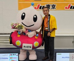 キャピクル生誕10周年を祝し黒田筆頭副理事長が花束を贈呈