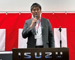 あいさつに立つ平山会場長