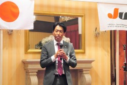 情報交換会の冒頭、あいさつを述べる糸尾代表幹事