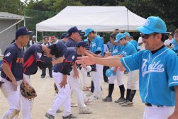 決勝戦終了後の両チームは互いの健闘を称えた