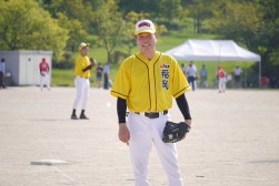 ＪＵ福岡の出口会長・理事長が始球式を行った