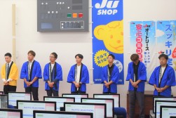 登壇する青年部メンバー