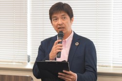 あいさつを述べる井手会場長