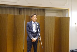 前夜祭であいさつを述べる大和理事長