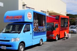 会場内には２台のキッチンカーが来場し会員を楽しませた