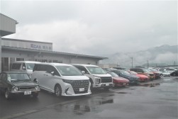 会場前には多くの良質車が並ぶ