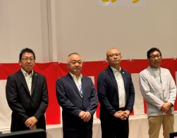 各県流通委員長が登壇（左からJU岩手小椋副理事長、JU青森千葉副理事長、JU山形小川副理事長、JU秋田進藤副理事長）