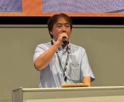 あいさつに立つ沖中会場長