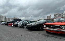 ヴィンテージカーコーナーに往年の名車が並ぶ