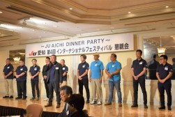 あいさつを行う森川流通委員長と流通委員メンバー