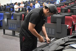 緊張の中、参加者全員が検査に取り組んだ