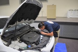 緊張の中、参加者全員が検査に取り組んだ
