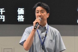 あいさつを述べる丸尾会場長代行　