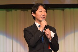 閉会のあいさつを述べる瀬田社長