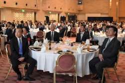 業界の主要人物が出席
