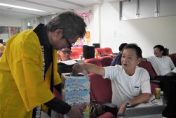 多くの来場会員がチャリティ募金に協力した