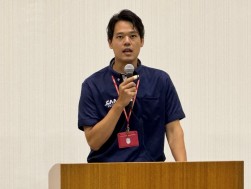 ディーラー担当の荒井主任があいさつ