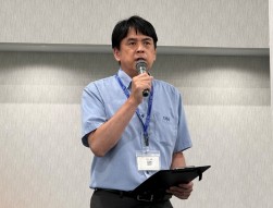 あいさつに立つ堂薗会場長
