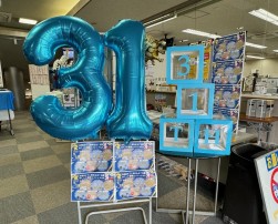 会場入口を飾り、周年記念を演出