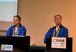 寿一会長（左）と亮三社長（右）が登壇