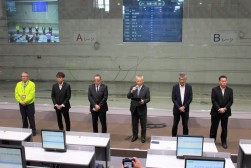 セレモニーで挨拶する近藤理事長