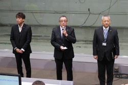 セレモニーで挨拶する高橋会長