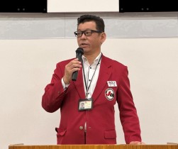 大森指導環境委員長が「いち金‼チャリティー買っ得コーナー」を進行