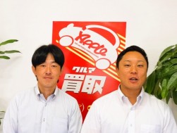 山崎マネージャー（左）と鈴木店長（右）
