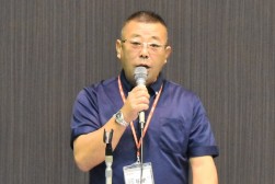 あいさつを述べる柘植取締役