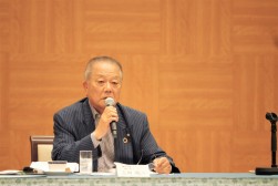 会議の冒頭、上田会長があいさつを述べた