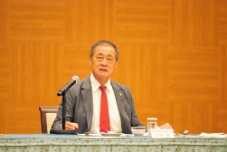 小松金融委員長のあいさつ