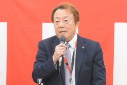 セリ前にあいさつを述べる山本理事長
