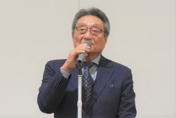 あいさつを述べるJUコーポレーション・鈴木副会長