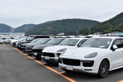 県内外から上質車が集まる