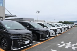 県内外から上質車が集まる