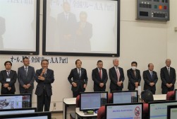 各商組の理事長や来賓が登壇した
