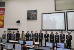 各商組の流通委員長や青年部会長らが壇上に並んだ