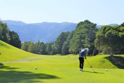 藤井副会長・副理事長のティーショット