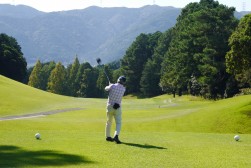 山口副会長・副理事長のティーショット
