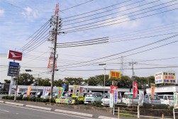 幹線道路の交差点に間口の広い展示場