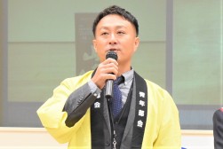 セリ前にあいさつを述べる佐野青年部会長