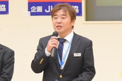 あいさつを述べる吉沢理事長