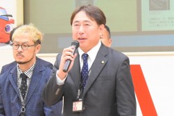来賓あいさつを行うJU関連協・秋元指導環境委員長