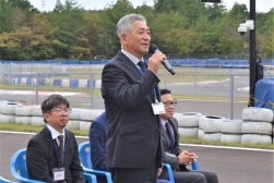 開会式であいさつを述べる相宮理事長
