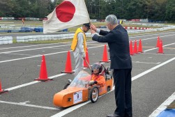 相宮事理長がスタートフラッグを務めた