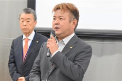 あいさつを述べる貫名流通委員長