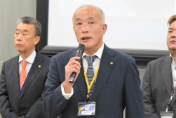 来賓を代表してあいさつを行うJU中部・奥村会長